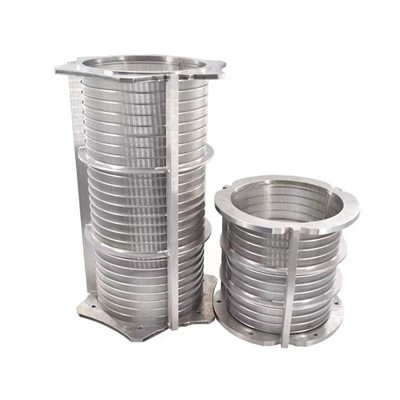 No kāda materiāla ir izgatavotas ķīļstiepļu sieta caurules?